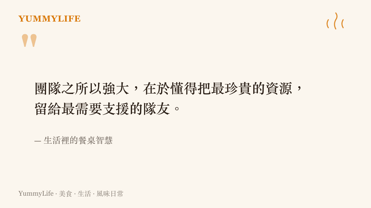 一張深色桌面上的白色碗盤，裡面裝著金黃翠綠交織的蔥花蛋液與處理好的鮮蝦，象徵著食材交融的默契