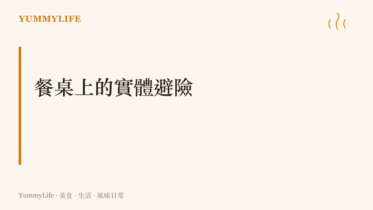 畫面呈現一雙手正在捏合沾著麵粉的白色水餃皮，將飽滿的豬肉高麗菜餡料牢牢包裹在裡面的特寫